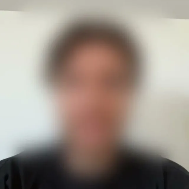 Nicolas, visage flouté
